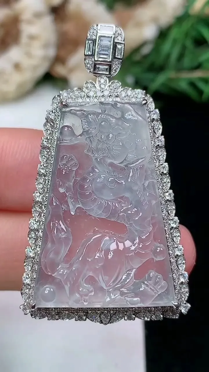 天然A货翡翠白冰龙牌吊坠，尺寸44.8-25-10.4，裸石29-19.2，重量:8.82g
1月1