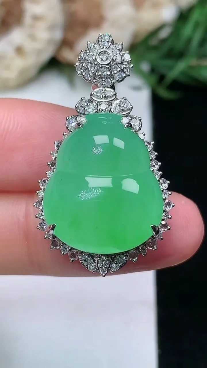 天然A货翡翠葫芦吊坠，尺寸32.9-19-12.6，裸石18-15.3，重量:8.24g
1月16日