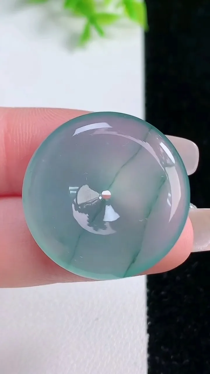 天然A货翡翠种飘花平安扣吊坠，尺寸26.5-6.3，重量:8.73g
1月16日