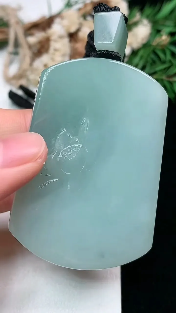 天然A货翡翠无相观音吊坠，尺寸54.7-38.4-13，重量:77.24g
1月16日