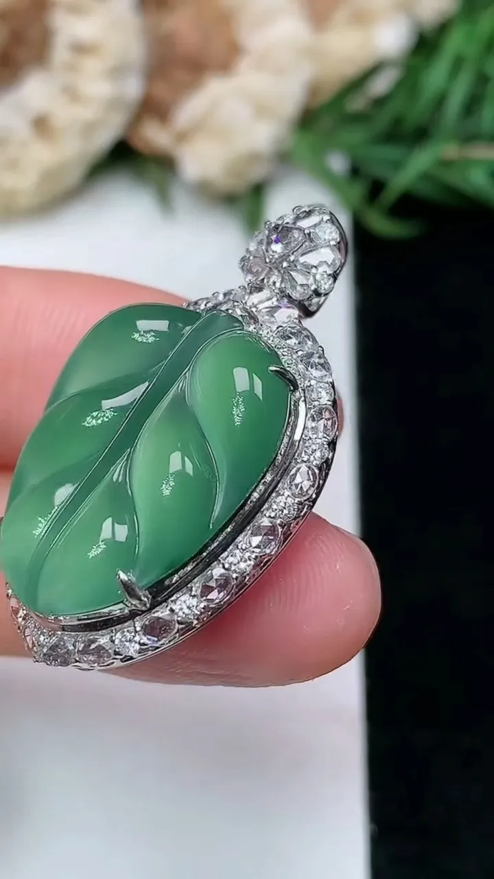 天然A货翡翠金枝玉叶 叶子吊坠，尺寸33.4-19.8-10.4，裸石21-16.8，重量:7.00g
1月16日