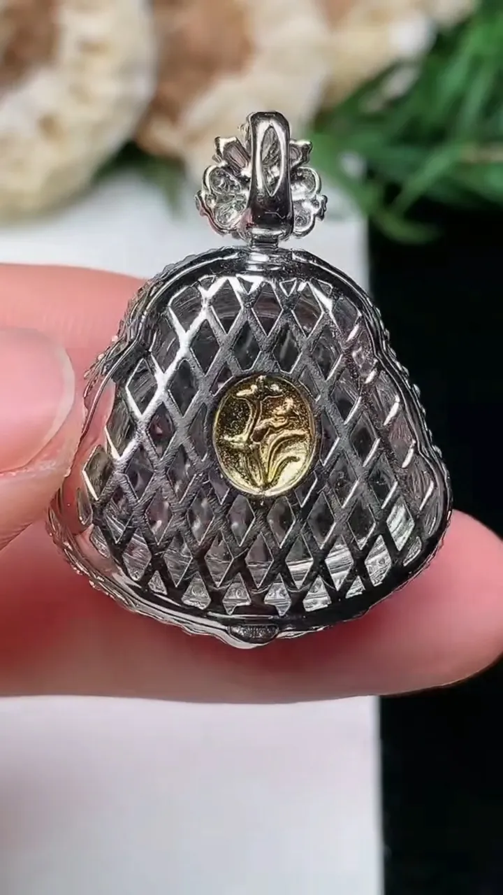 天然A货翡翠佛公吊坠，尺寸30-23.2-11.8，裸石17.2-20，重量:7.56g
1月16日