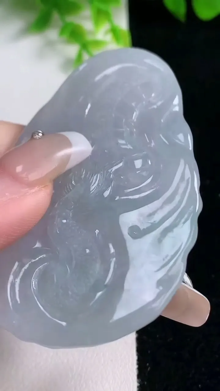 天然A货翡翠冰种飘花龙牌吊坠，尺寸68.6-43.2-9.5，重量:47.53g
1月16日