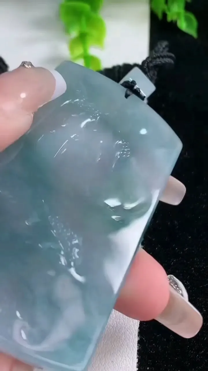 天然A货翡翠种飘花山水牌吊坠，尺寸70.4-43-5.3，重量:50.50g
1月16日