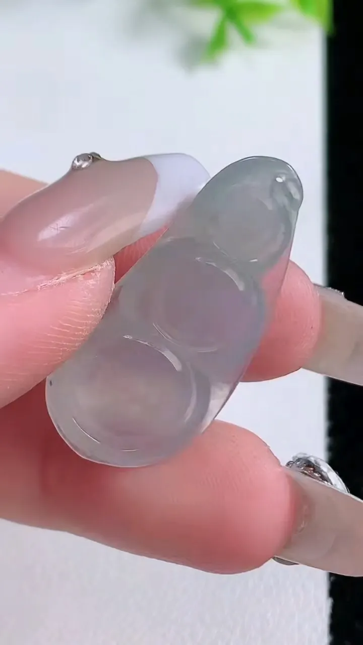 天然A货翡翠福豆吊坠，尺寸32-15-5，重量:3.91g
1月16日