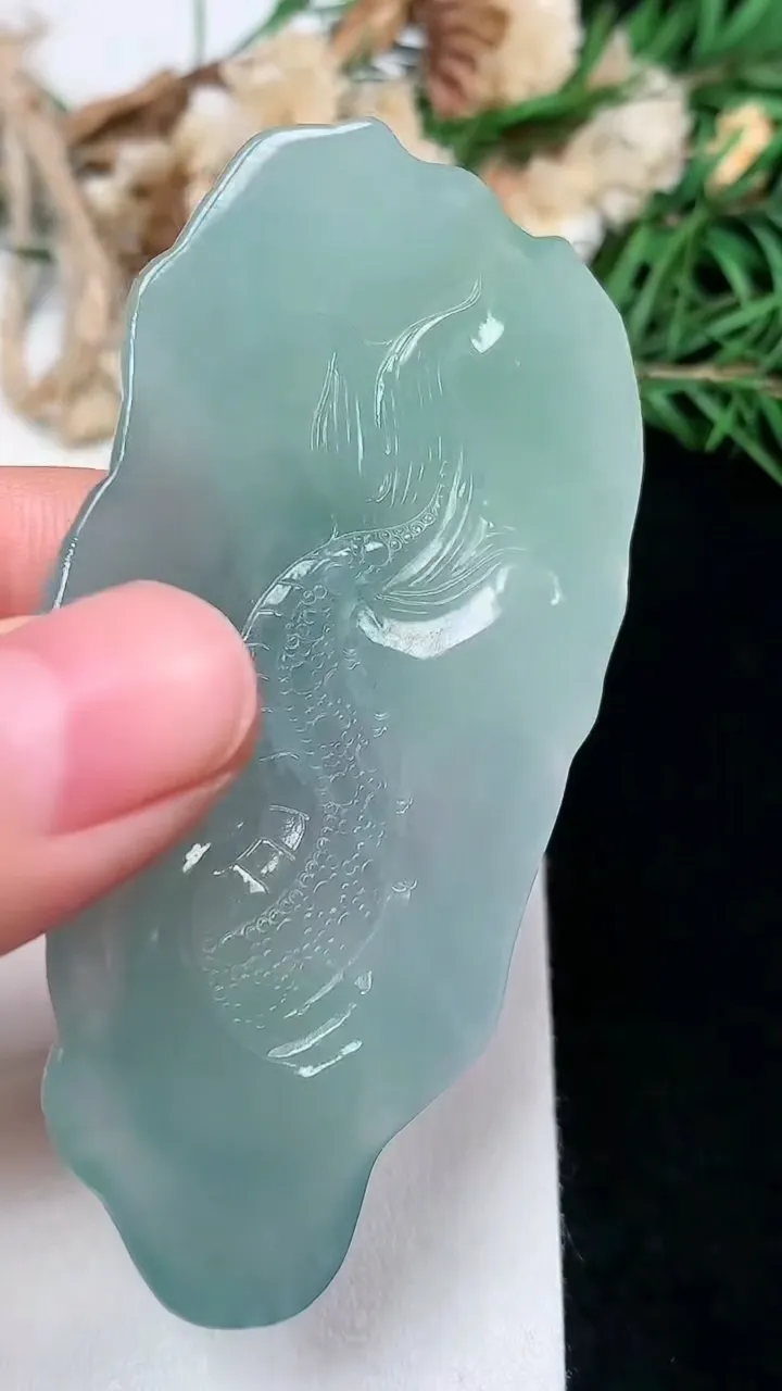 天然A货翡翠蓝水龙牌吊坠，尺寸70.3-35-7.7，重量:30.00g
1月16日