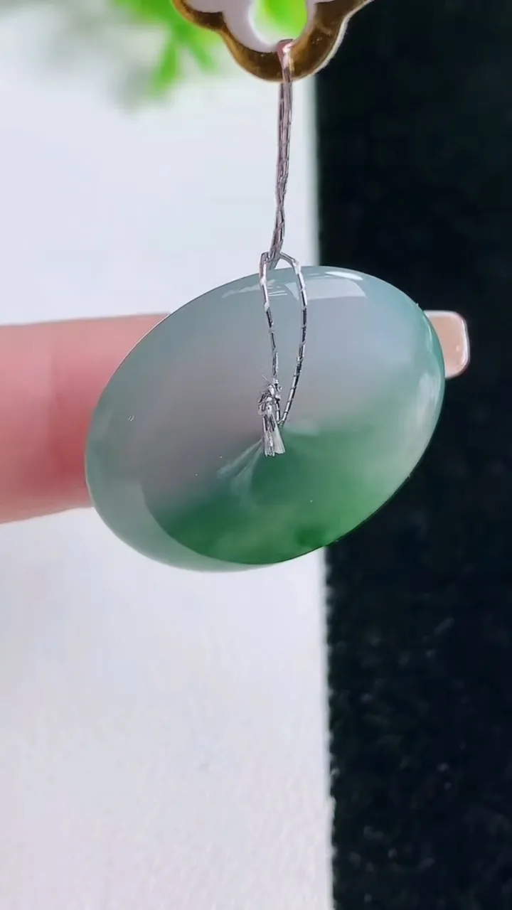 天然A货翡翠冰种飘花平安扣吊坠，尺寸24.7-4.6，重量:6.18g
1月16日