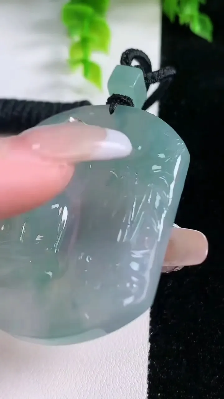 天然A货翡翠种飘花观音菩萨吊坠，尺寸52-42-5.2，重量:34.89g
1月16日