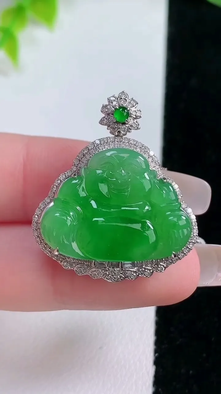 天然A货翡翠佛公吊坠，尺寸29.6-26.2-10，裸石17-22.2重量:7.02g
1月16日