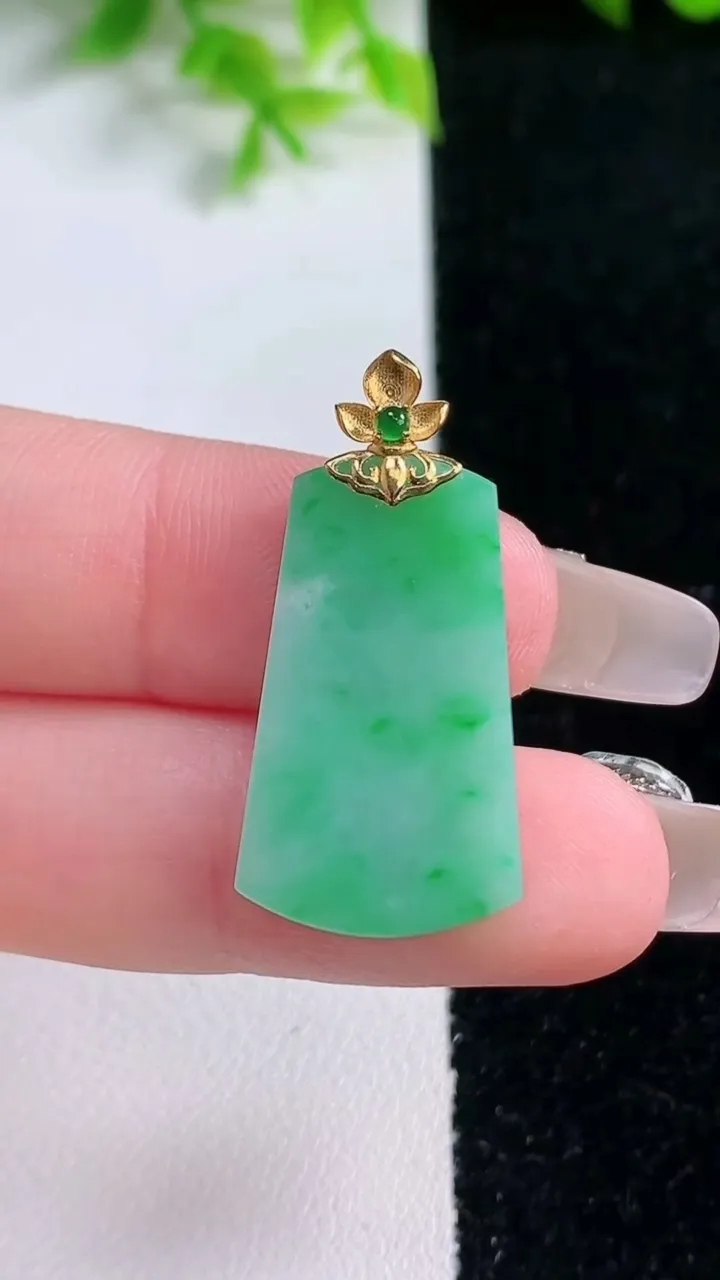 天然A货翡翠无事牌吊坠，尺寸25.5-14.8-2.7，重量:3.11g
1月16日