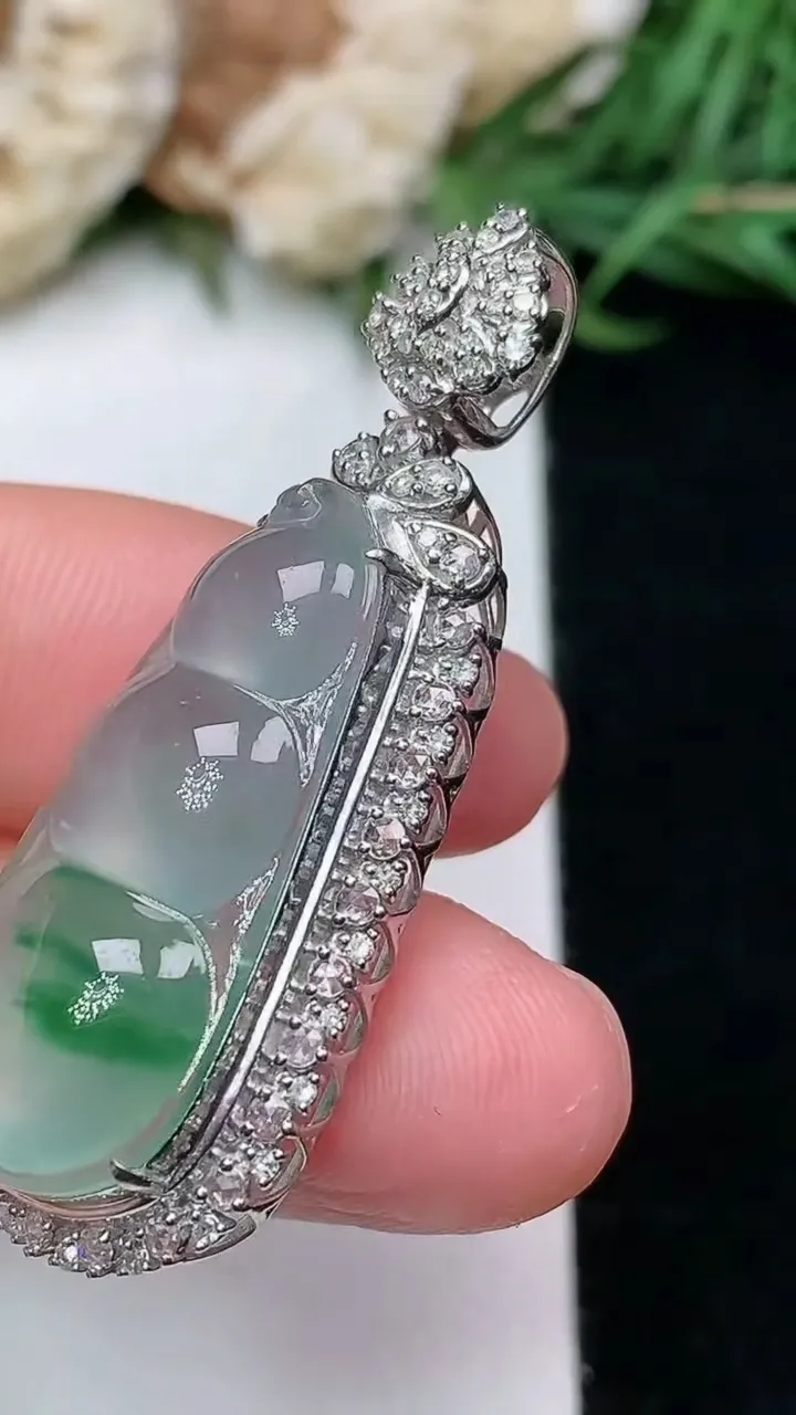 天然A货翡翠福豆吊坠，尺寸41.2-16.2-11.2裸石26.9-12，重量:5.74g
1月16日