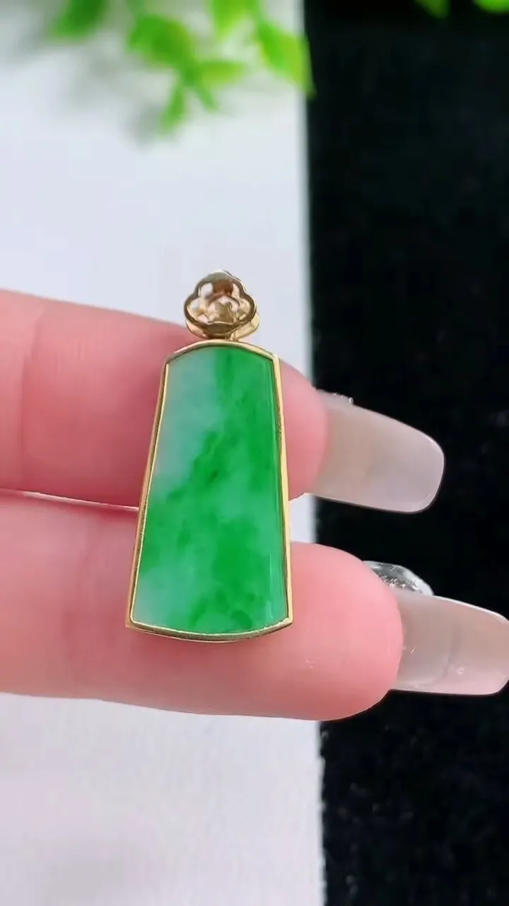 天然A货翡翠无事牌吊坠，尺寸20.8-12-2.8，重量:2.42g
1月16日