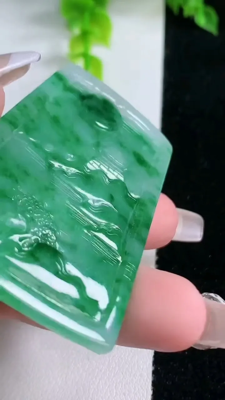 天然A货翡翠山水牌吊坠，尺寸57-37.4-5，重量:29.51g
1月16日