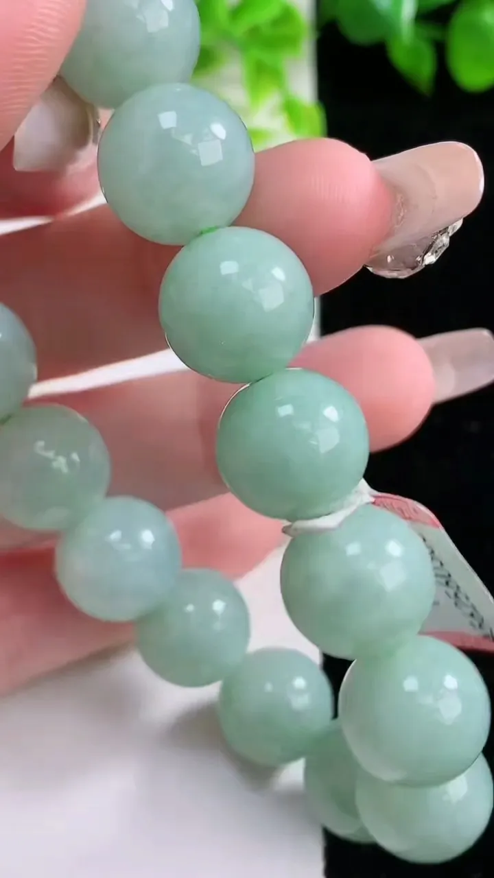 天然A货翡翠圆珠手串，尺寸13-16颗，重量:60.42g1月16日
工厂直销收藏佳品,种好水足，色泽均匀，有种有色，上手高大气！