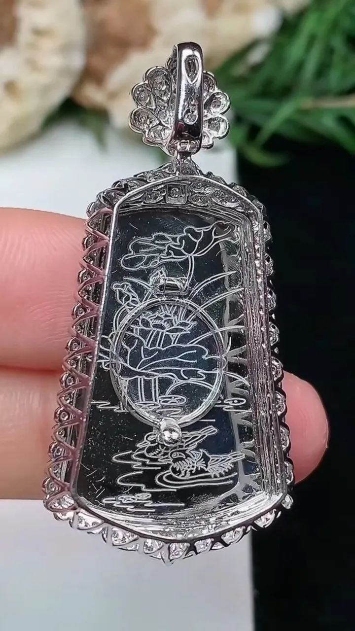 天然A货翡翠无事牌吊坠，尺寸42.6-20.7-8.6，裸石26.5-17，重量:7.32g
1月16日