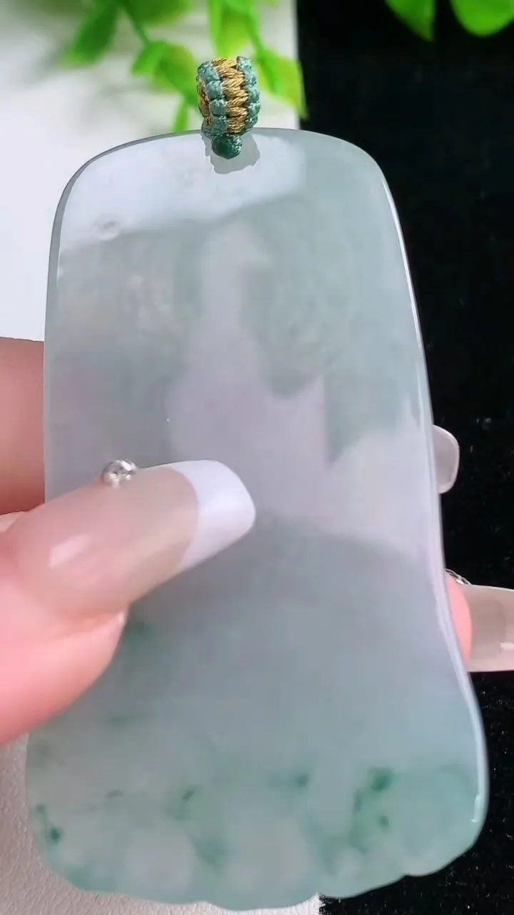 天然A货翡翠冰种飘花大日如来吊坠，尺寸64.8-32-4.8，重量:29.26g
1月16日