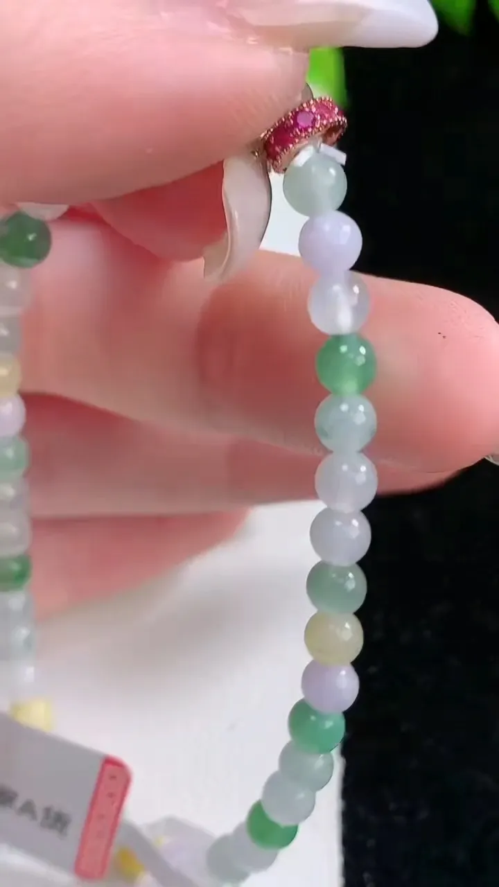 天然A货翡翠三彩圆珠手串，尺寸4.3-41颗，重量:7.80g1月16日
工厂直销收藏佳品,种好水足，色泽均匀，有种有色，上手高大气！