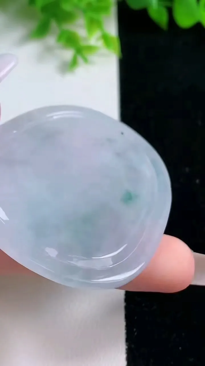 天然A货翡翠冰种飘花生肖猪吊坠，尺寸54.5-37.3-5.4，重量:26.41g
1月16日