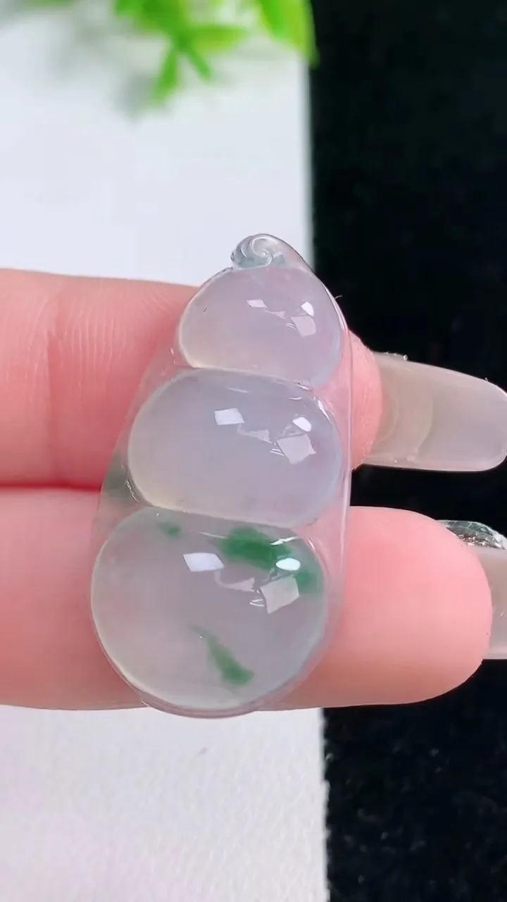 天然A货翡翠冰种飘花福豆吊坠，尺寸32.3-17.3-5.7，重量:4.89g
1月16日