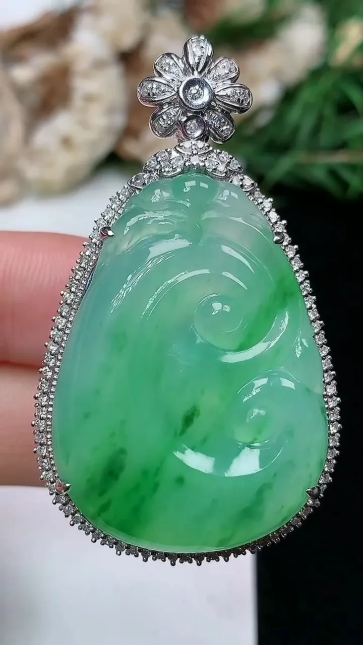 天然A货翡翠如意吊坠，尺寸47.4-27.9-11.7，裸石32.8-24，重量:13.51g
1月