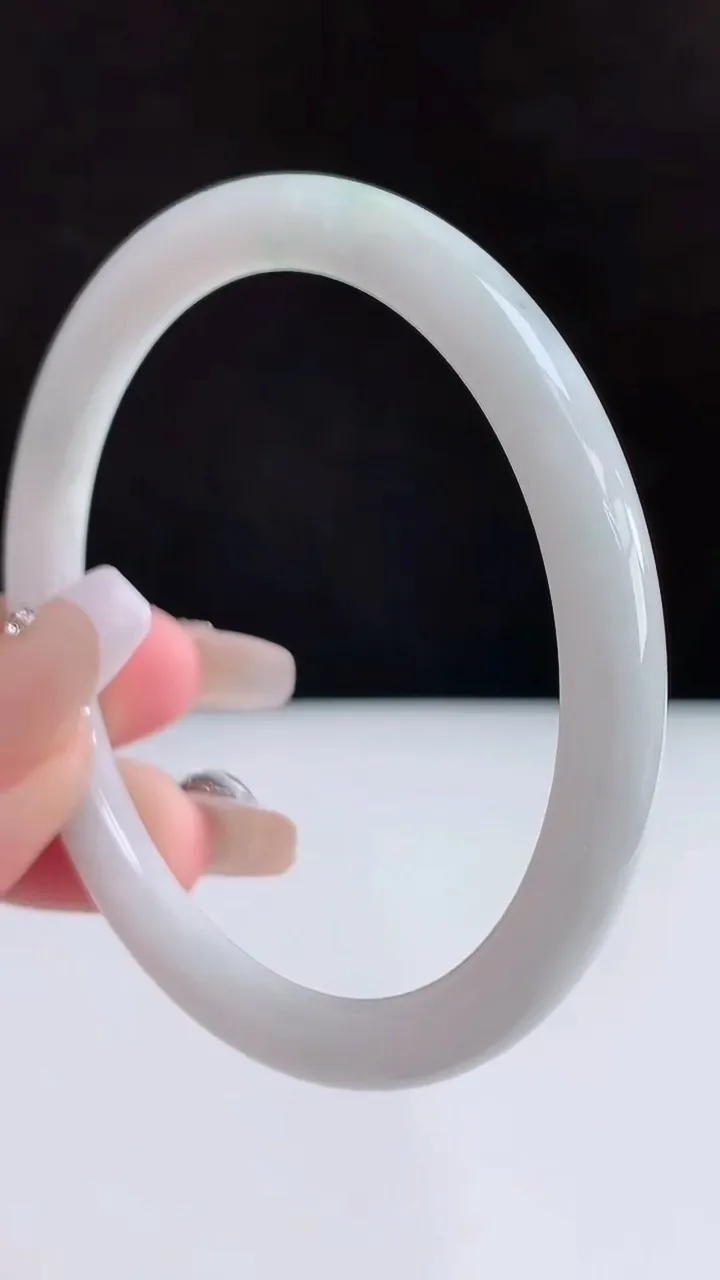 圈口56-57翡翠a圆条手镯尺寸57-7，重:25.25g1月16日