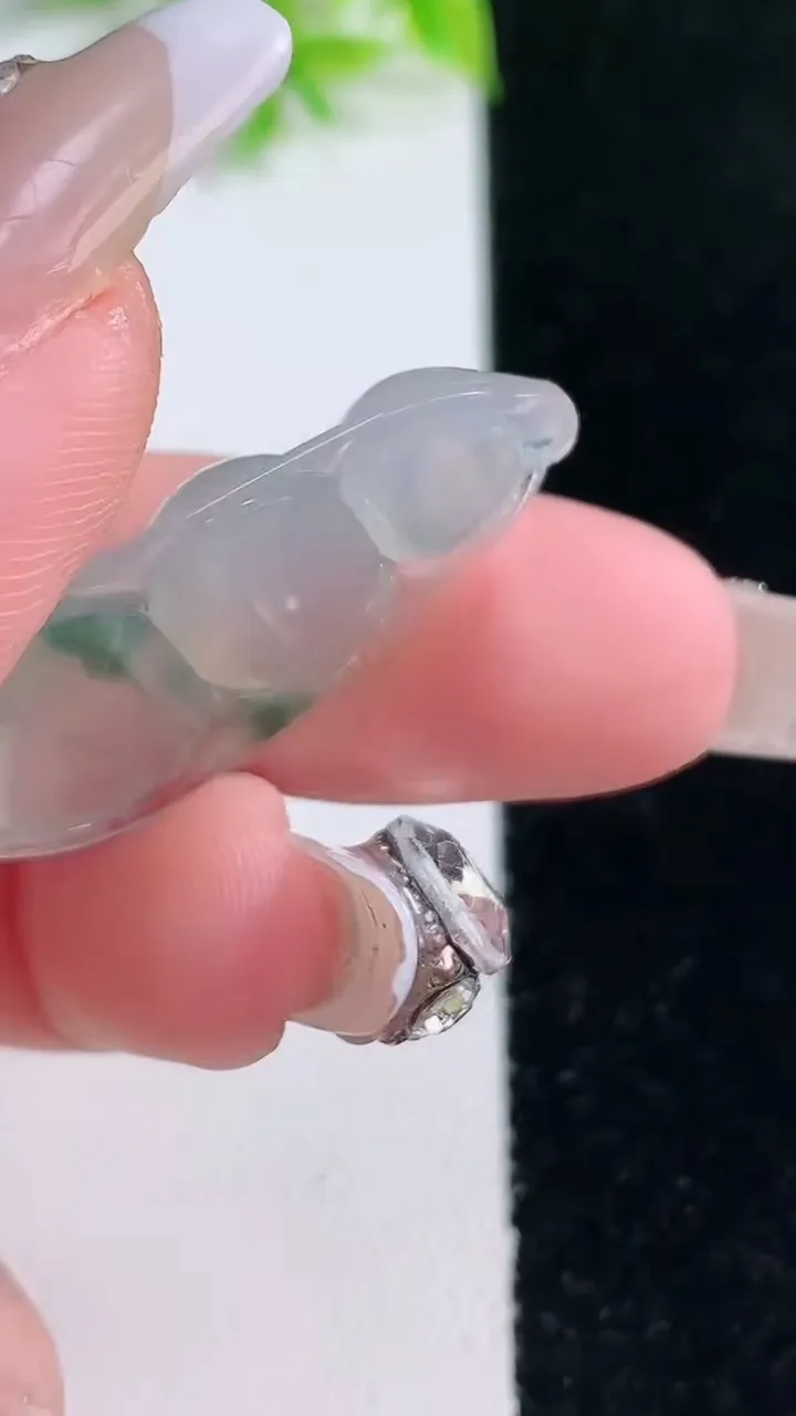 天然A货翡翠冰种飘花福豆吊坠，尺寸32.3-17.3-5.7，重量:4.89g
1月16日