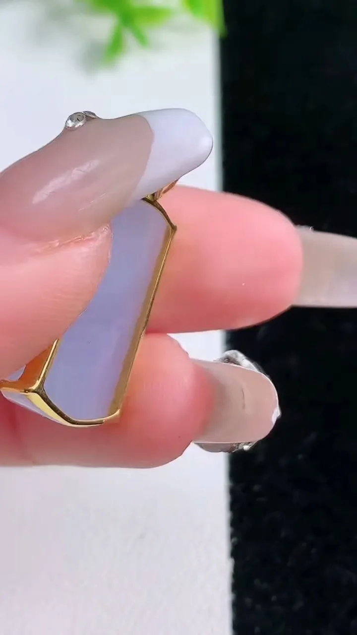 天然A货翡翠18K金紫罗兰无事牌吊坠，尺寸21.7-13.4-5，重量:4.04g
1月16日