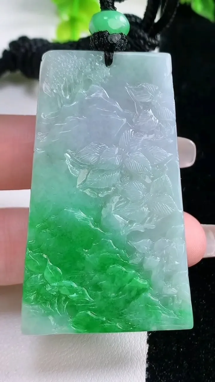 天然A货翡翠山水牌吊坠，尺寸56-33.5-6.5，重量:35.65g
1月16日