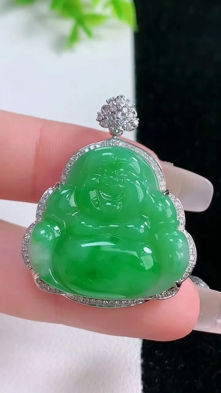 天然A货翡翠佛公吊坠，尺寸35.8-29-8.5，裸石25.2-26.3重量:7.82g
1月16日