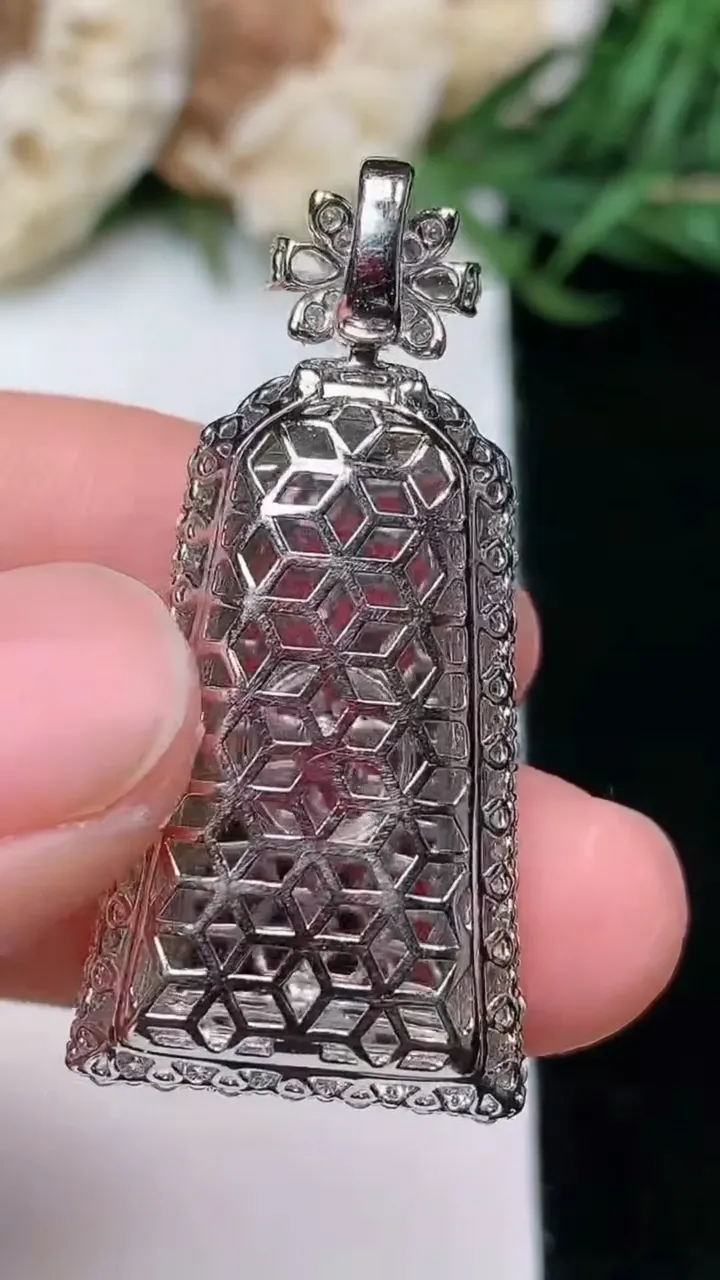 天然A货翡翠无事牌吊坠，尺寸35.4-17.2-8.9
1月16日