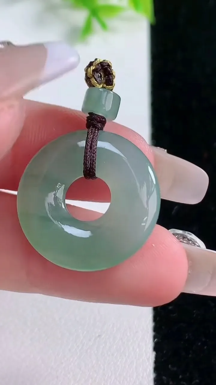 天然A货翡翠平安环吊坠，尺寸22-3.6，重量:4.12g
1月16日