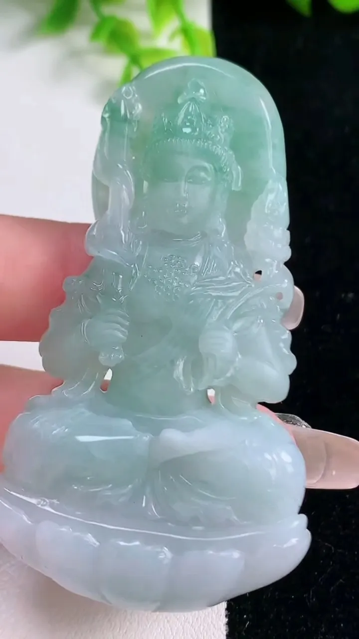 天然A货翡翠冰种飘花虚空藏菩萨吊坠，尺寸68-37-11.7，重量:44.78g
1月16日