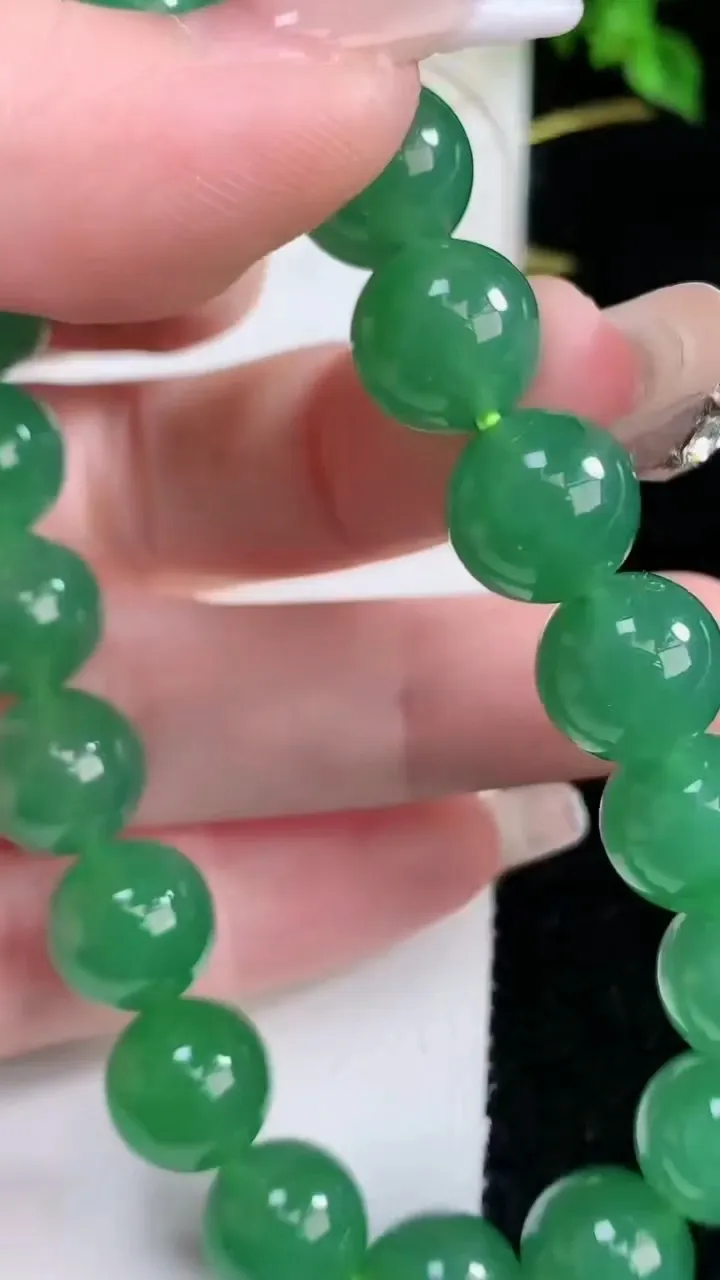 天然A货翡翠圆珠手串，尺寸10.6-19颗，重量:42.80g1月16日
工厂直销收藏佳品,种好水足，色泽均匀，有种有色，上手高大气！