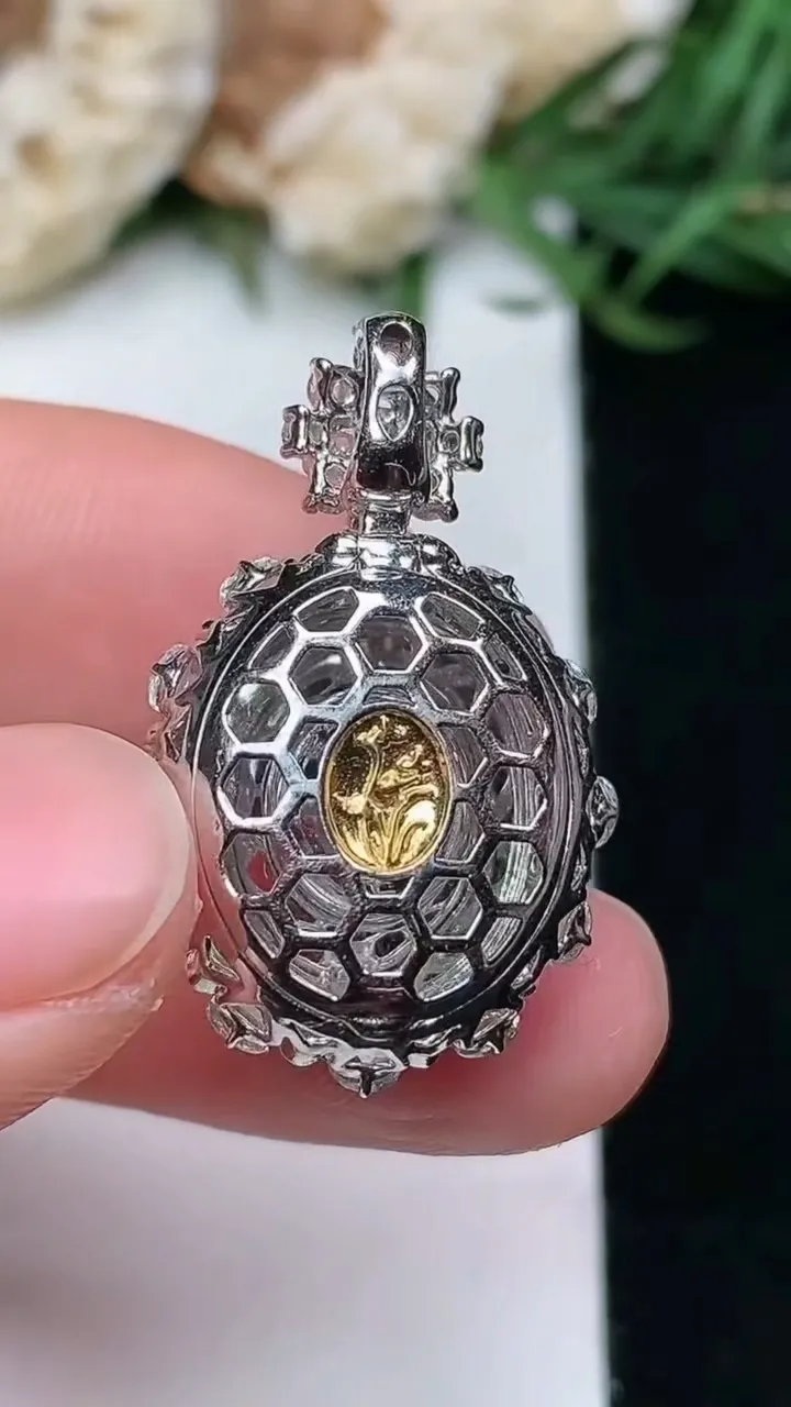 天然A货翡翠蛋面吊坠，尺寸27-17-12.5，裸石14.5-12，重量:5.82g
1月16日