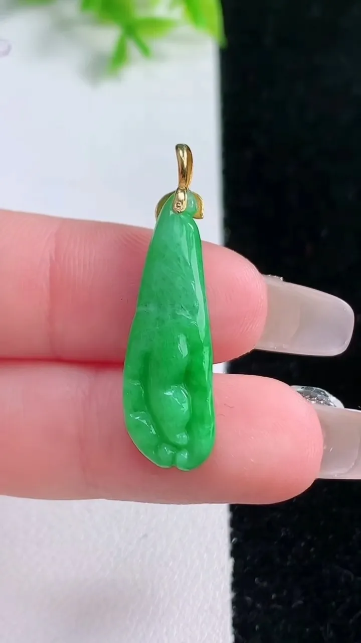 天然A货翡翠佛手瓜吊坠，尺寸25.8-8.8-4.4，重量:1.83g
1月16日