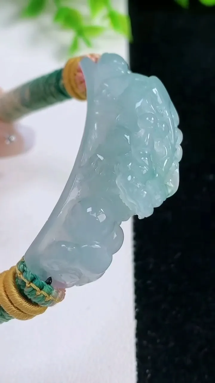 天然A货翡翠冰种飘花貔貅手牌，尺寸48-12.4-15，重量:31.72g
1月16日