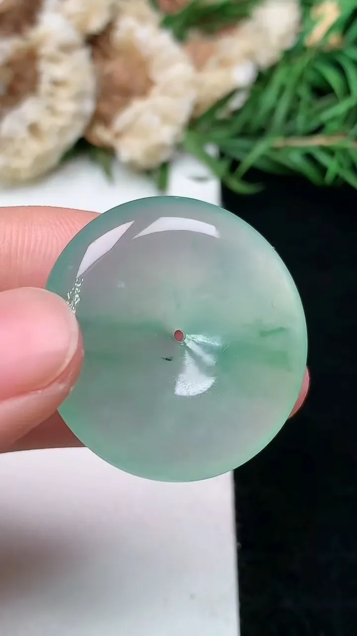 天然A货翡翠平安扣吊坠，尺寸28.5-5.8，重量:9.68g
1月16日