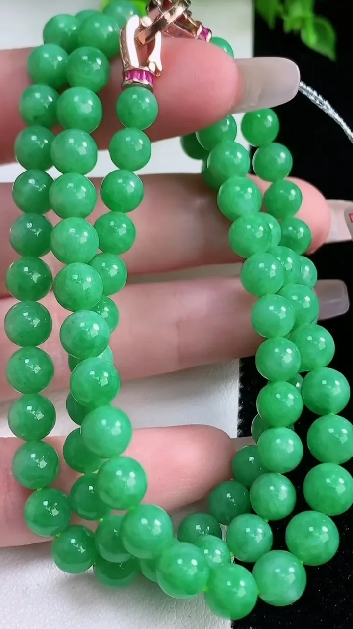 天然A货翡翠圆珠项链，尺寸6.4-87颗，重量:42.57g1月16日
工厂直销收藏佳品,种好水足，色泽均匀，有种有色，上手高大气！