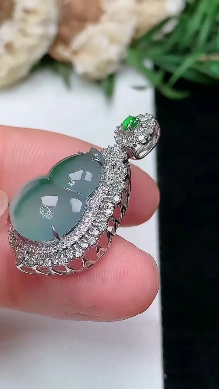 天然A货翡翠葫芦吊坠，尺寸28.3-16.8-10.8，裸石15-12.4，重量:3.22g
1月16日