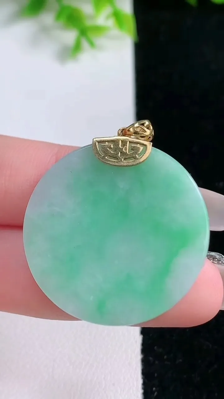 天然A货翡翠无事牌吊坠，尺寸30.4-3.8，重量:10.33g
1月16日