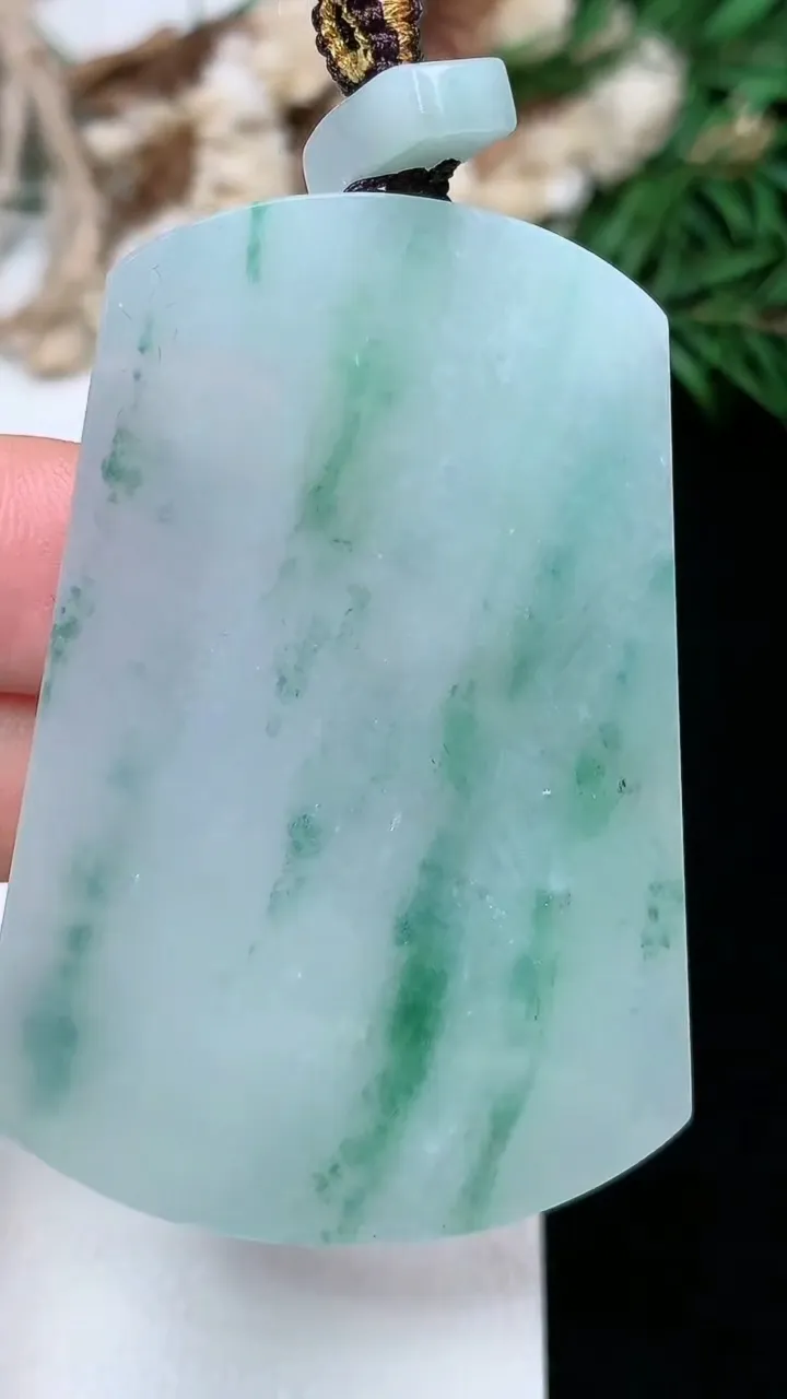 天然A货翡翠飘花无事牌吊坠，尺寸53-37.3-4.8，重量:27.85g
1月16日