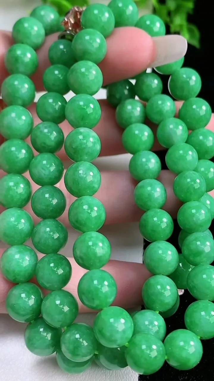 天然A货翡翠圆珠项链，尺寸9-70颗，重量:77.84g1月16日
工厂直销收藏佳品,种好水足，色泽均匀，有种有色，上手高大气！