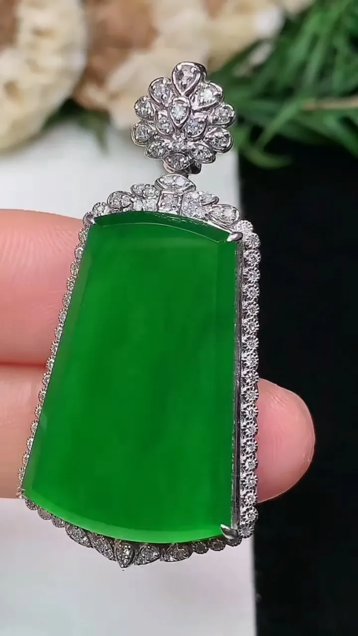 天然A货翡翠无事牌吊坠，尺寸42.6-20.7-8.6，裸石26.5-17，重量:7.32g
1月16日