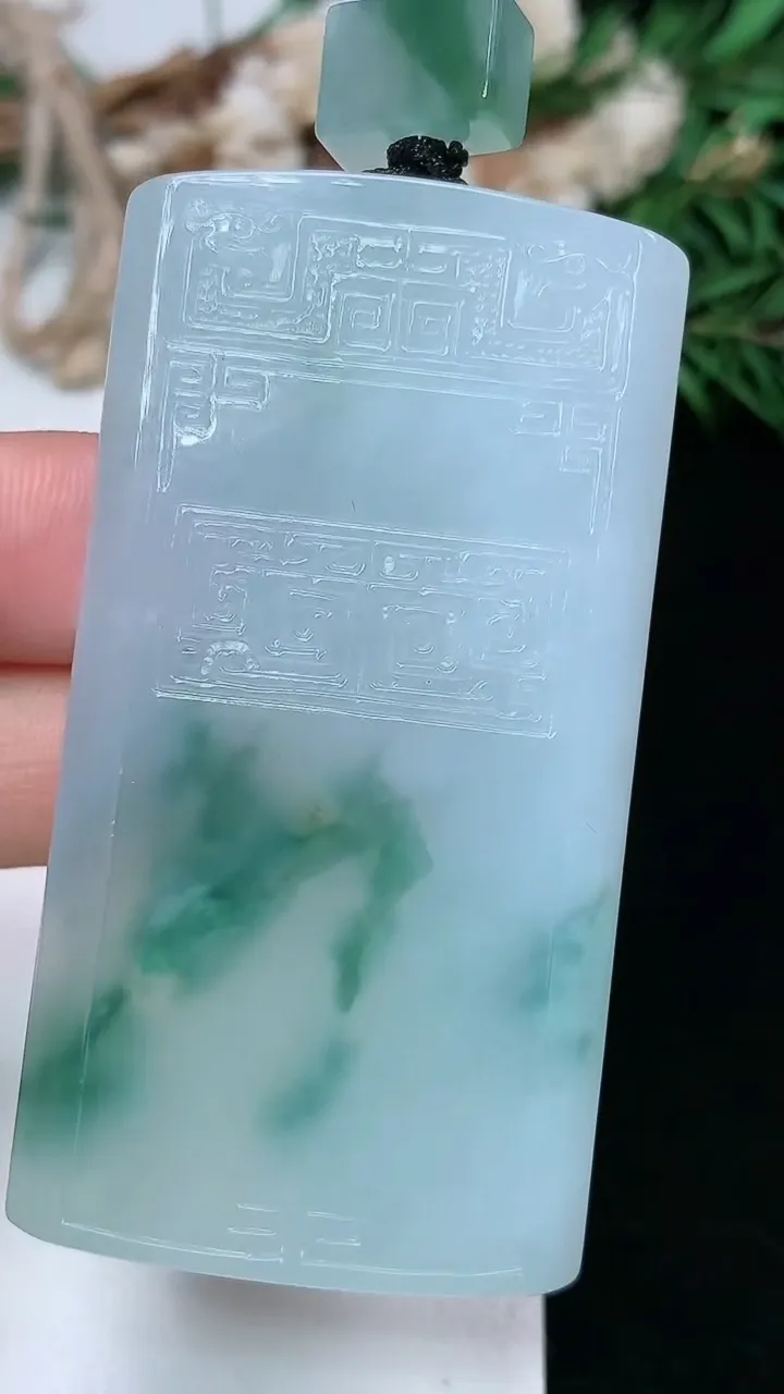 天然A货翡翠飘花仿古无事牌吊坠，尺寸61-32.5-5.9，重量:39.00g
1月16日