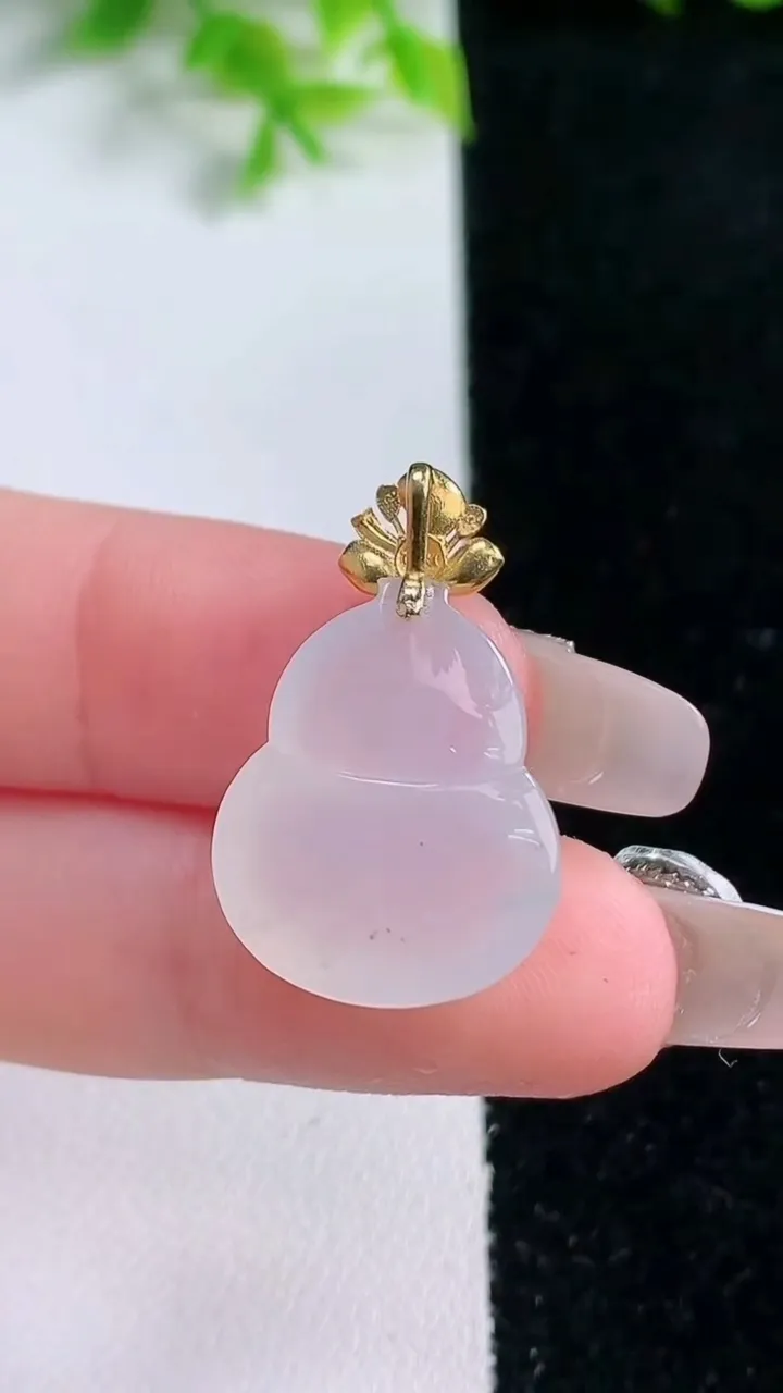 天然A货翡翠种白冰葫芦吊坠，尺寸21-16.6-7.8，重量:4.00g
1月16日