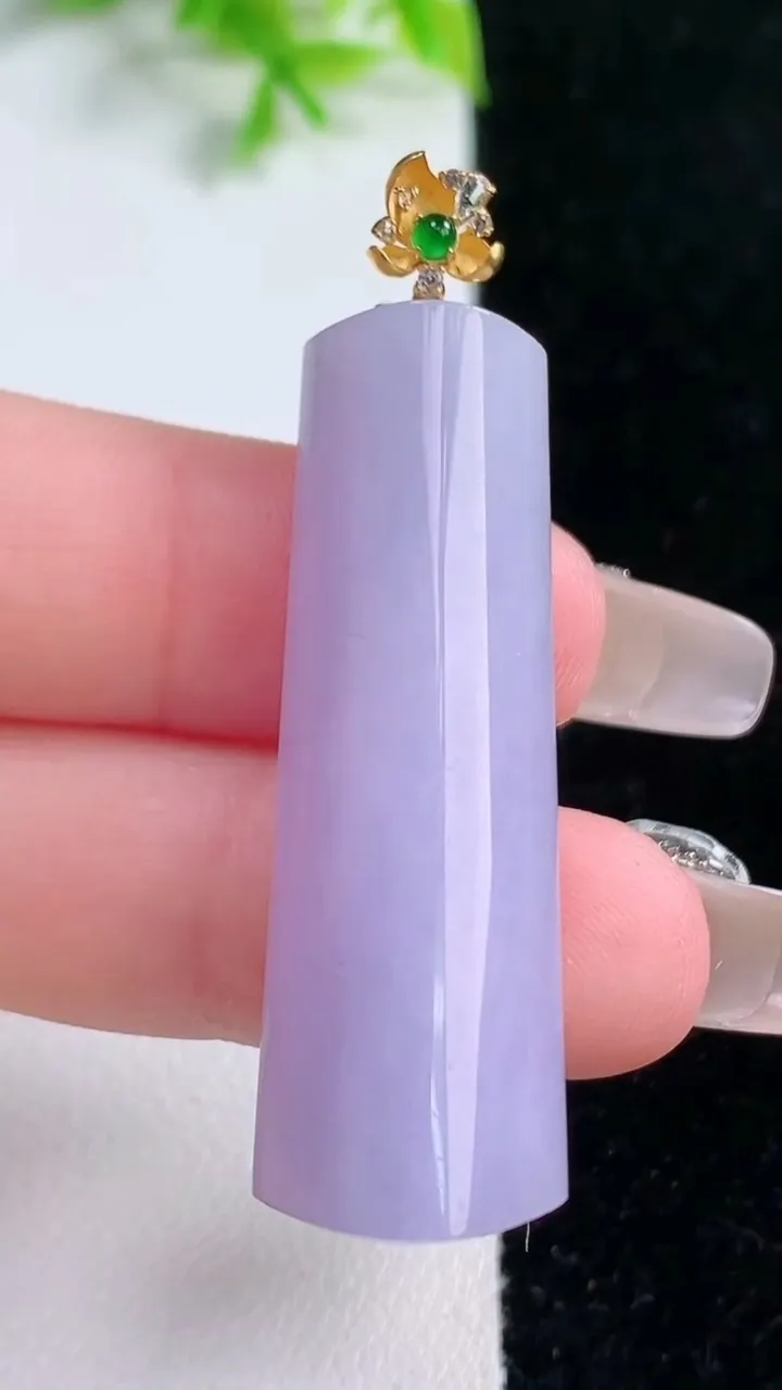 天然A货翡翠18K金紫罗兰平安柱吊坠，尺寸42.2-13.4-10，重量:13.12g
1月16日