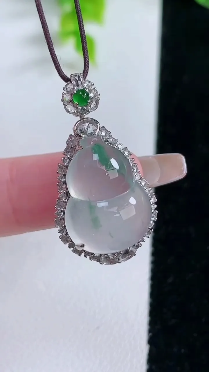 天然A货翡翠种飘花葫芦吊坠，尺寸30.6-16.6-10.3，裸石18.4-13.5重量:4.89g
1月16日