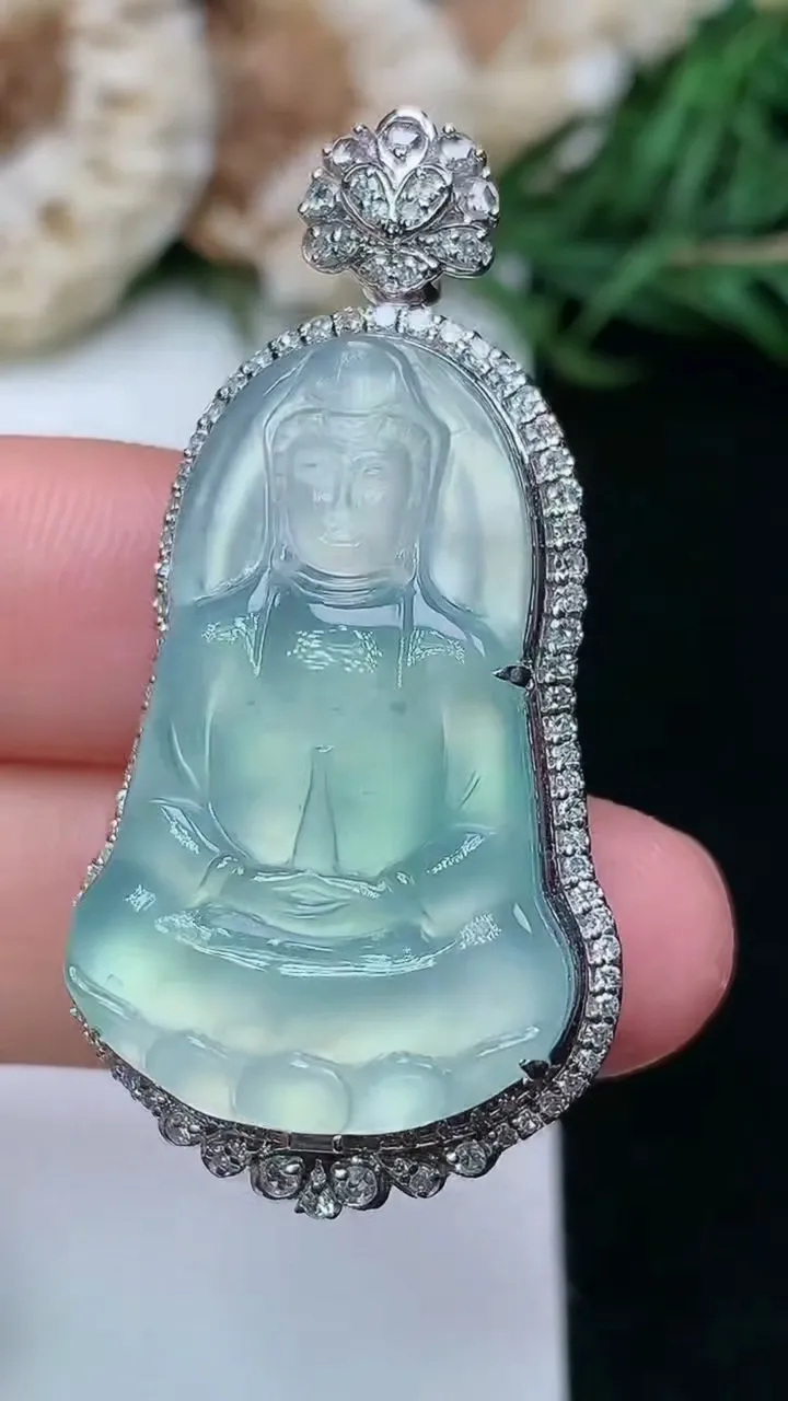 天然A货翡翠素衣观音吊坠，尺寸42.5-21.5-9.8，裸石29.4-18.8，重量:8.02g
1月16日