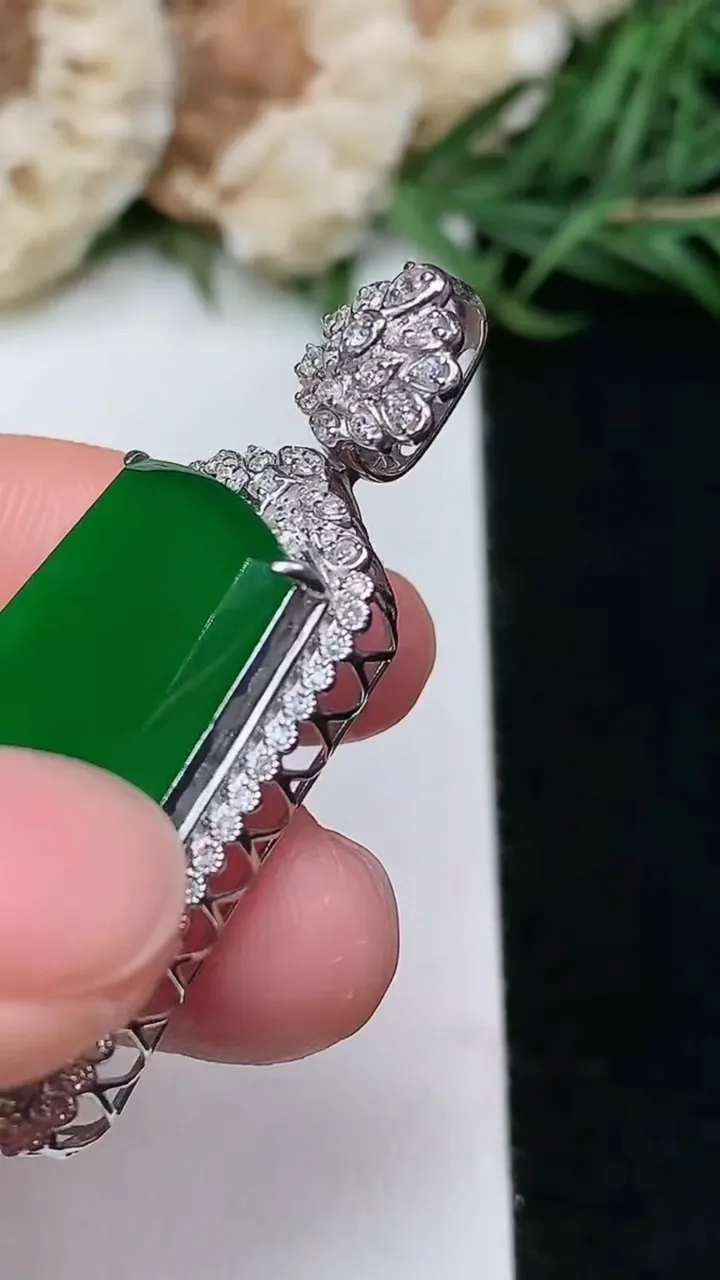 天然A货翡翠无事牌吊坠，尺寸42.6-20.7-8.6，裸石26.5-17，重量:7.32g
1月16日