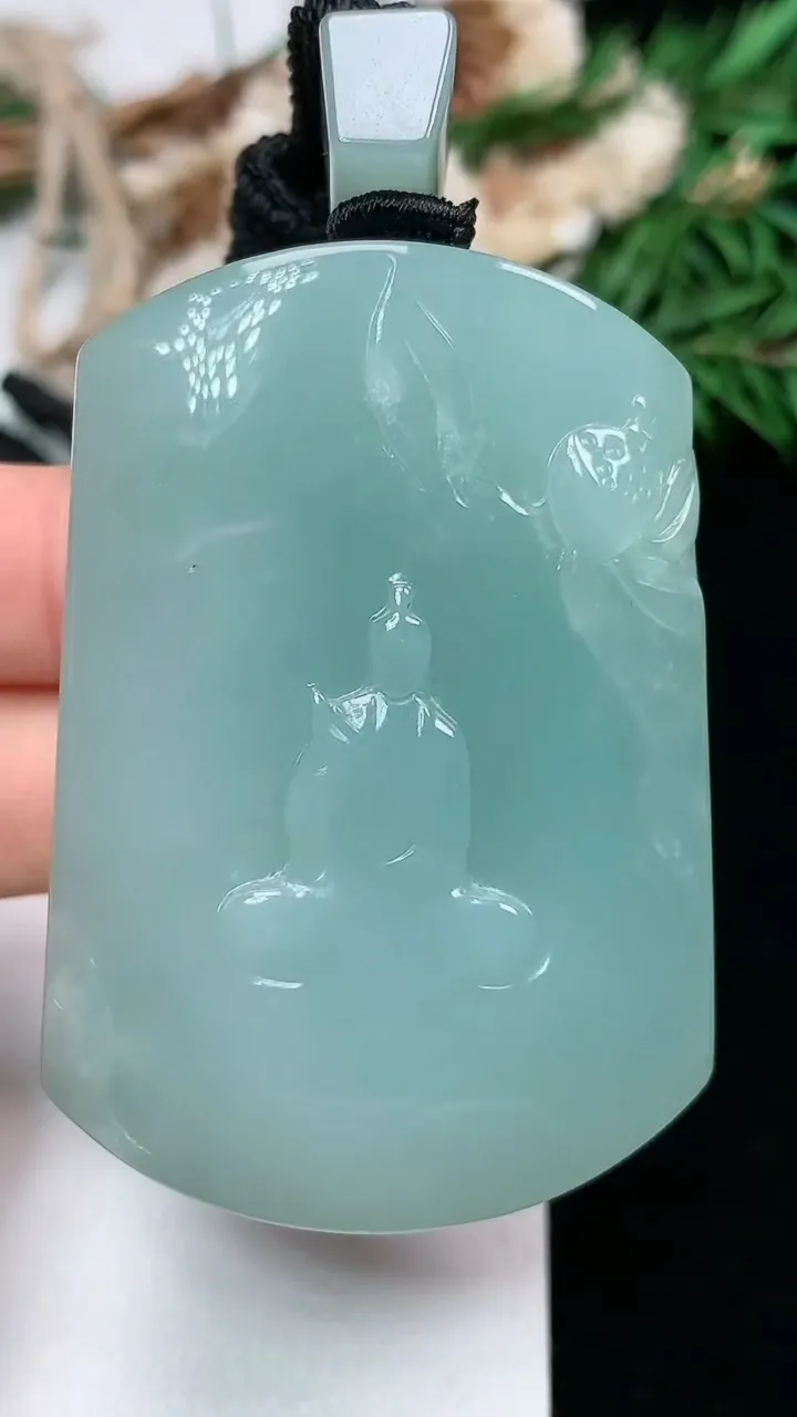 天然A货翡翠无相观音吊坠，尺寸54.7-38.4-13，重量:77.24g
1月16日